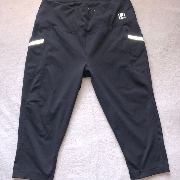 Fila Capri Leggings with Side Pockets and Back Zip - Picture 3 of 3
